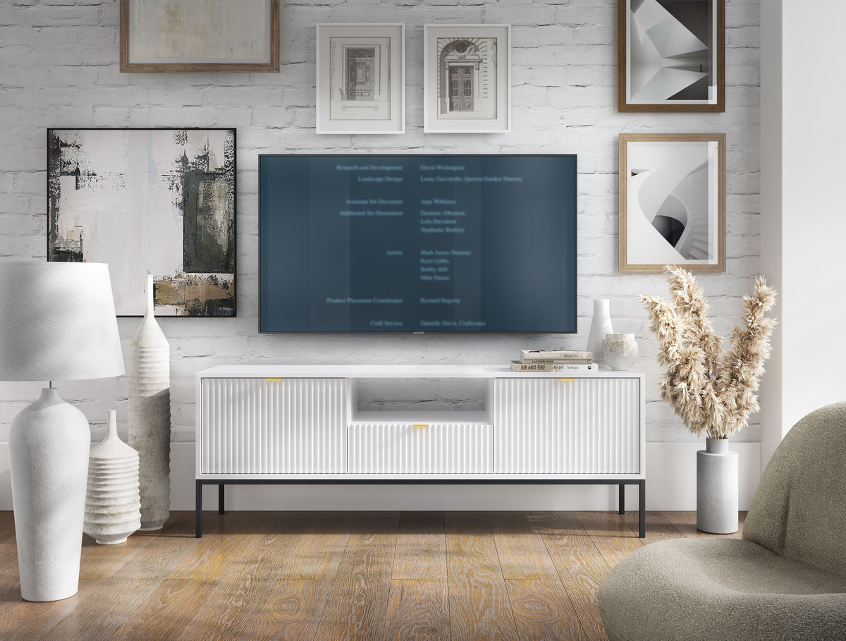 Meuble TV Vellore 154 cm blanc avec façades rainurées et poignées dorées