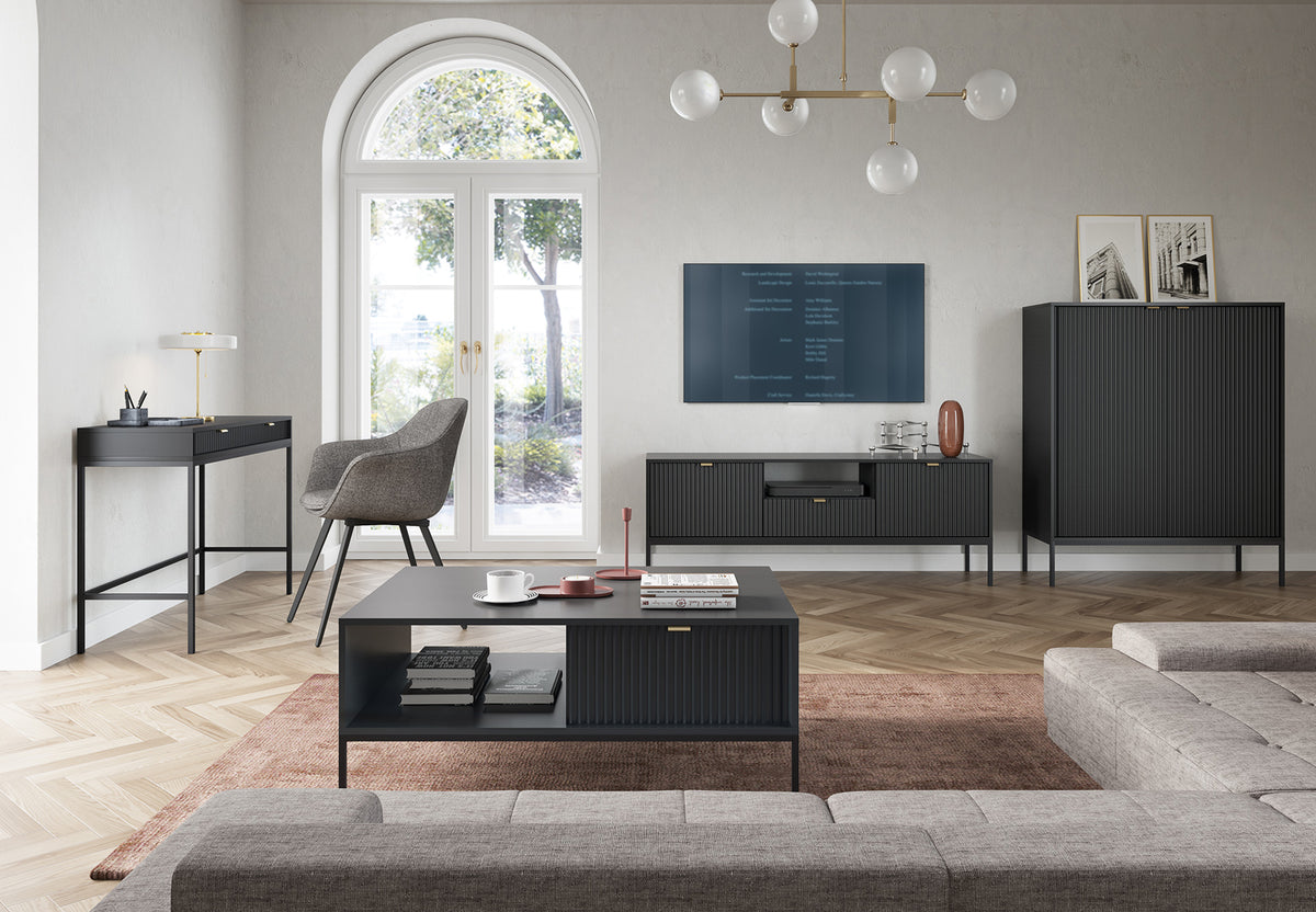 Commode haute Vellore noire avec façades rainurées et poignées dorées