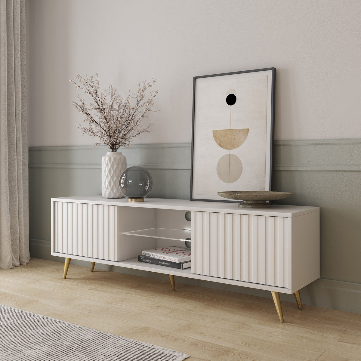 Meuble TV Bello 135 cm blanc avec portes à lamelles et pieds dorés