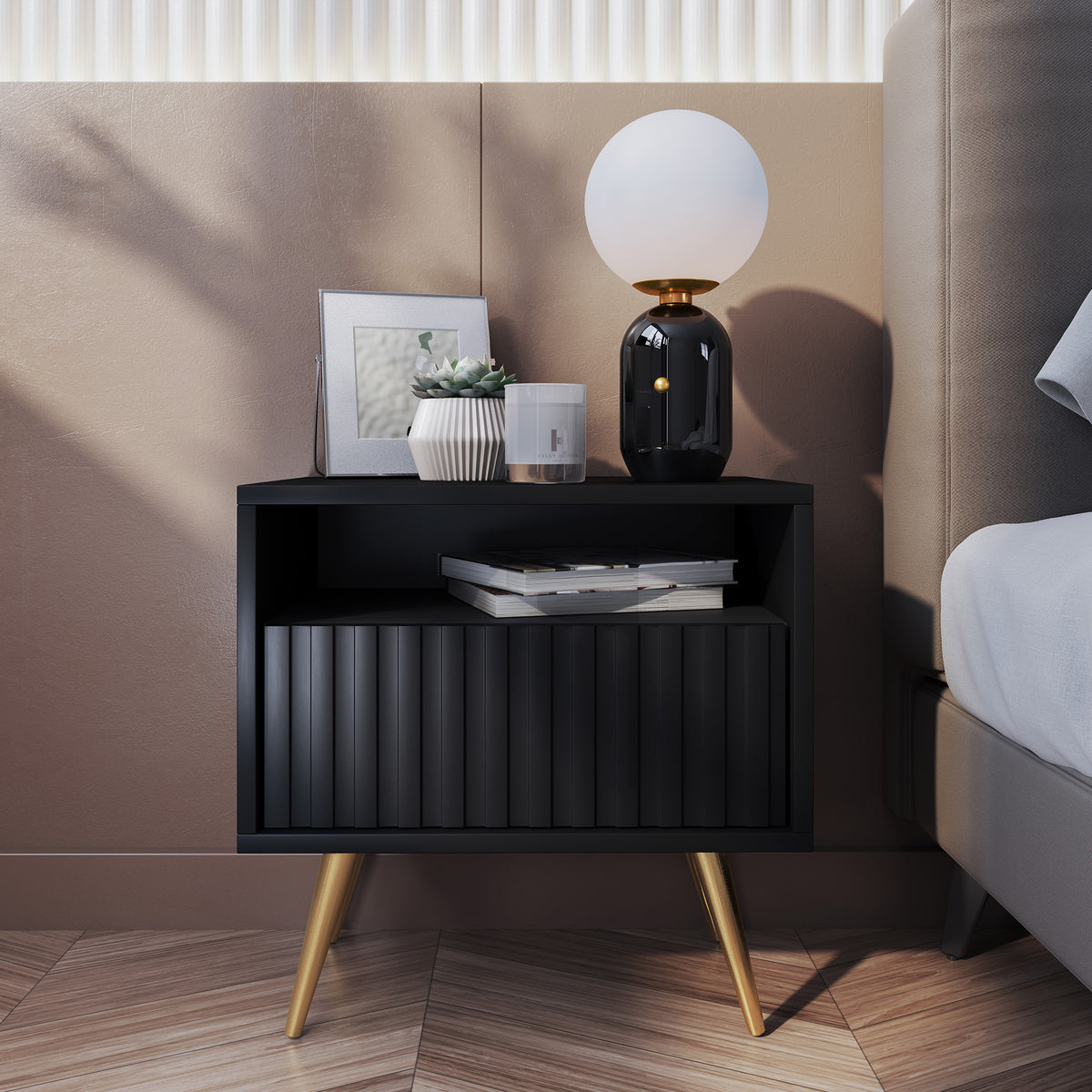 Table de chevet Bello avec tiroir à façade lamellée noire avec pieds dorés
