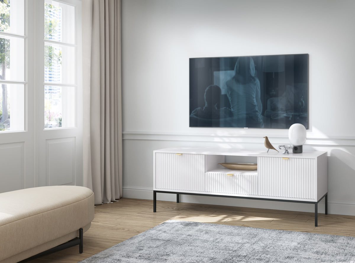 Meuble TV Vellore 154 cm blanc avec façades rainurées et poignées dorées