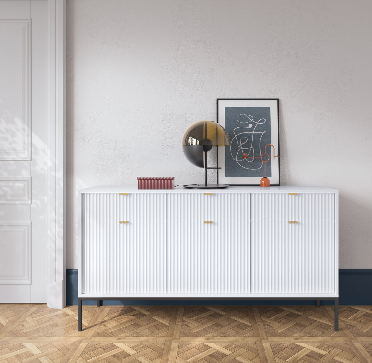 Drehtür-Kommode Vellore 154 cm weiß mit gerillten Fronten und goldenen Griffen
