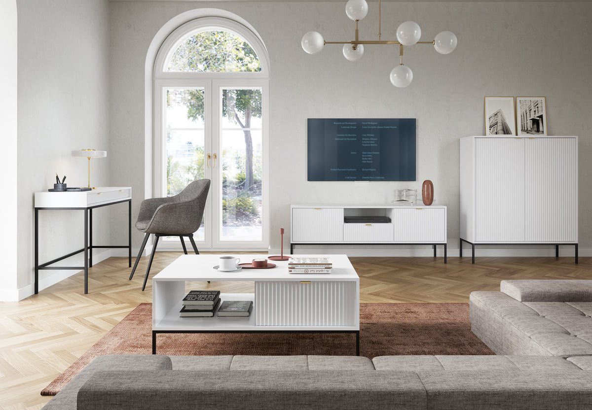 Commode haute Vellore blanche avec façades rainurées et poignées dorées