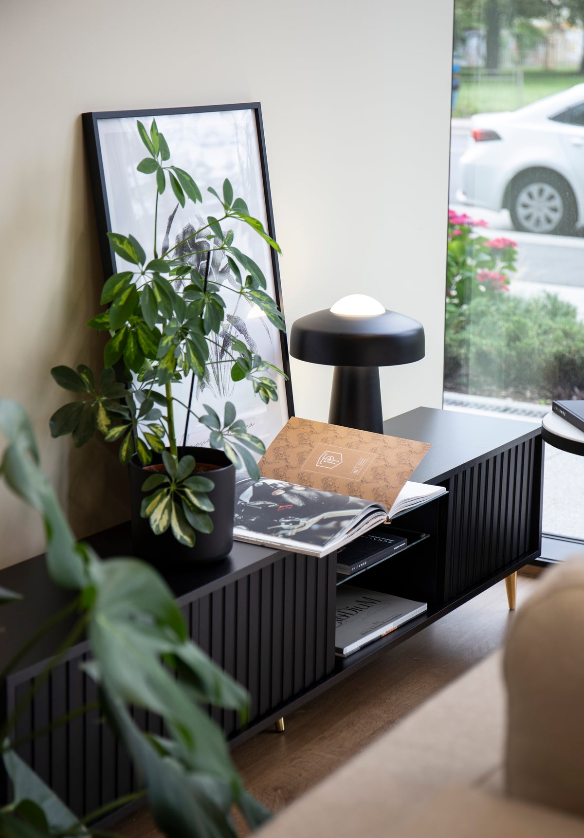 Meuble TV Bello avec façades à lamelles 175 cm noir avec LED et pieds dorés