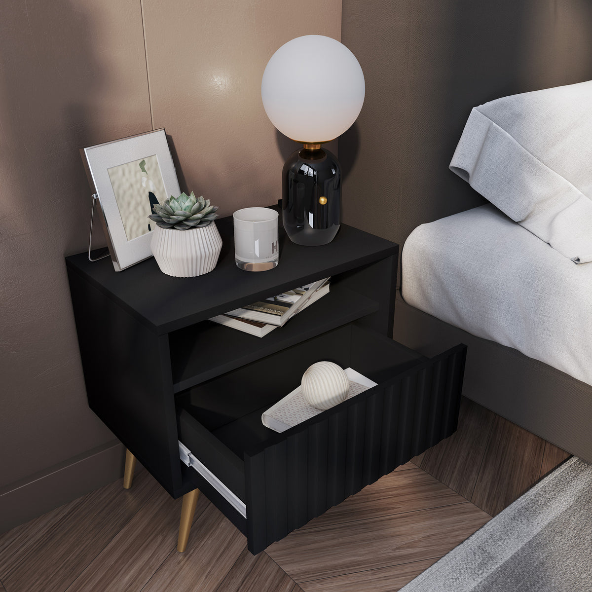 Table de chevet Bello avec tiroir à façade lamellée noire avec pieds dorés