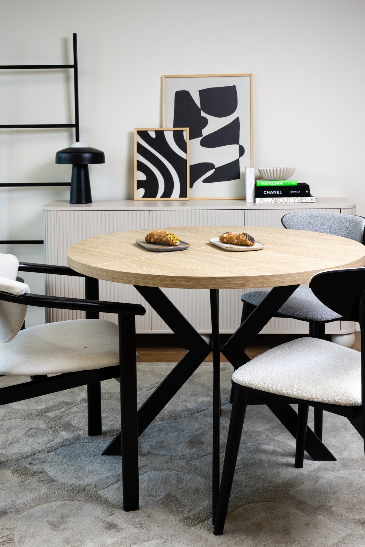 Table extensible de salle à manger Callions 100-180x100 cm chêne huilé avec pieds noirs