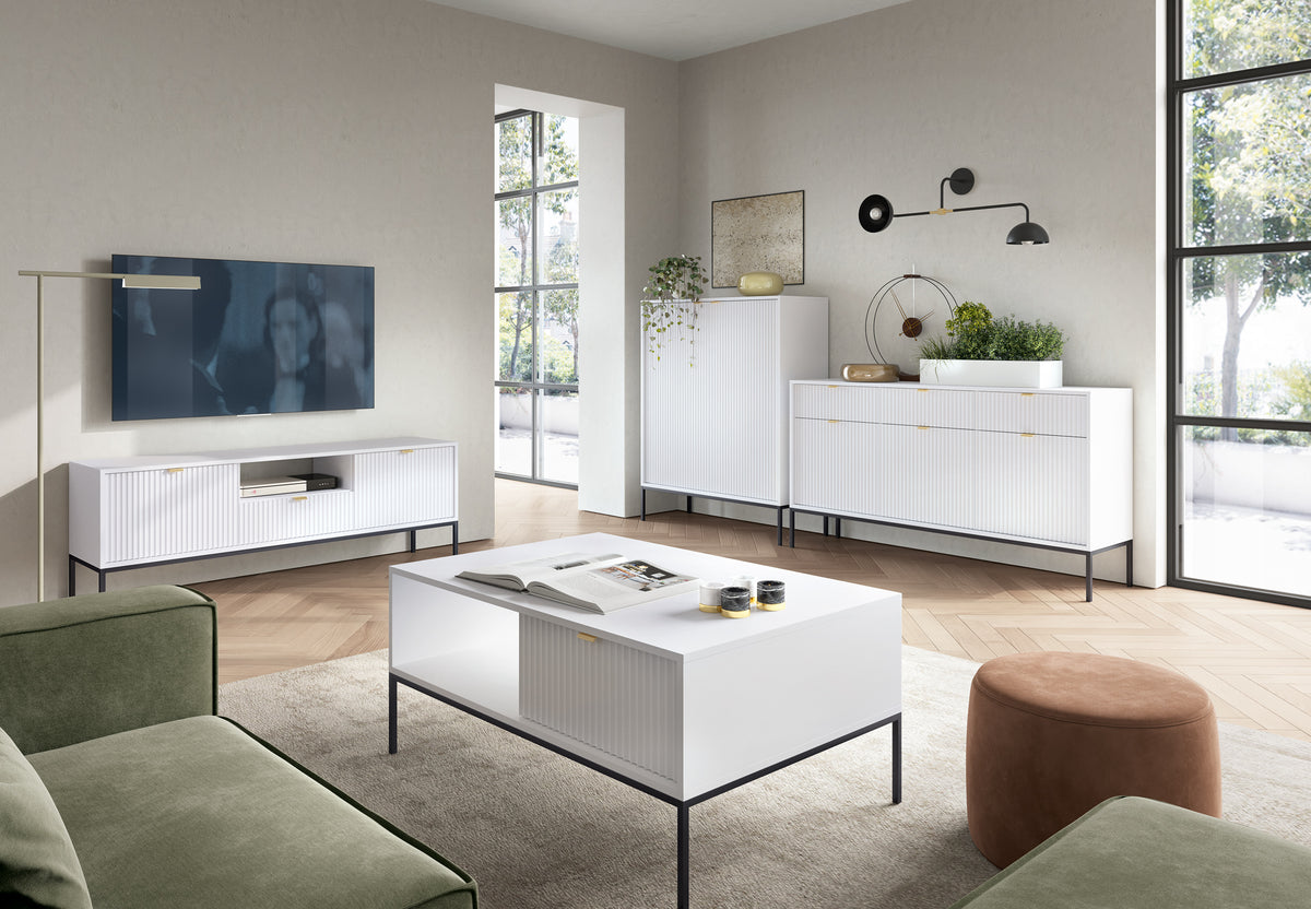 Meuble TV Vellore 154 cm blanc avec façades rainurées et poignées dorées