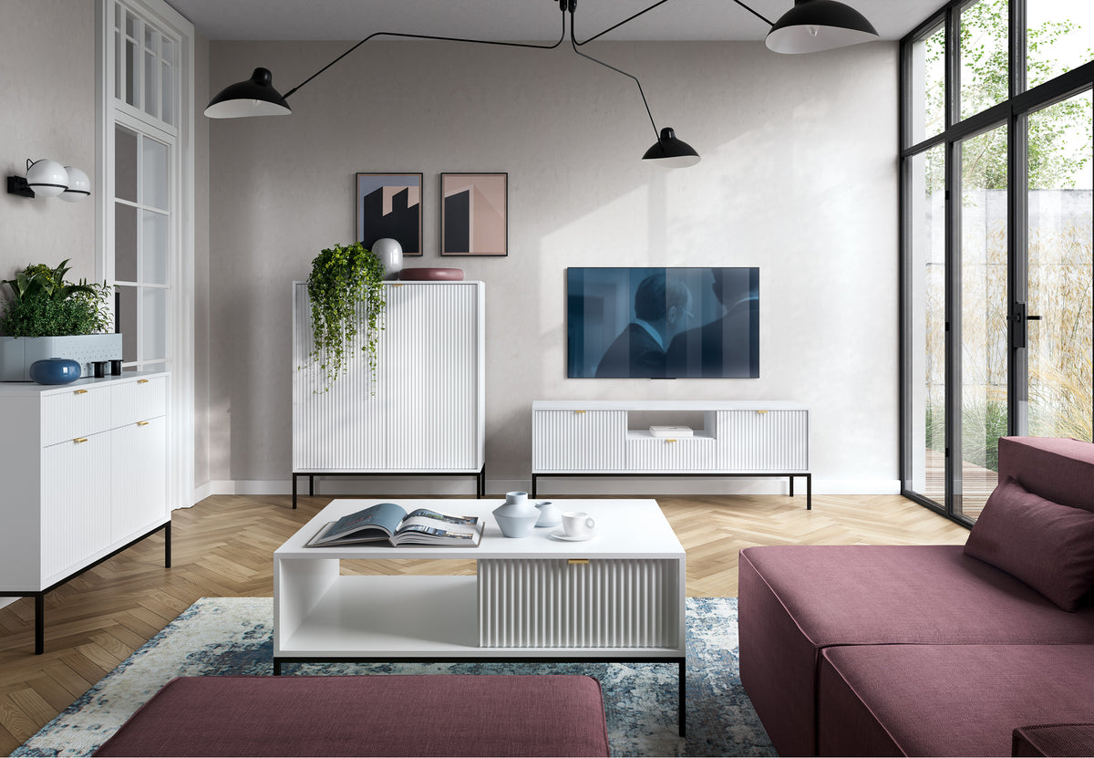 Commode 2 portes Vellore 104 cm blanche avec façades rainurées et poignées dorées