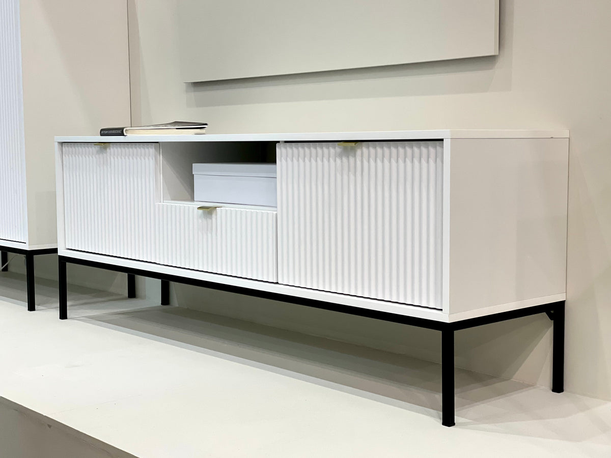 TV-Schrank Vellore 154 cm weiß mit geriffelten Fronten und goldenen Griffen