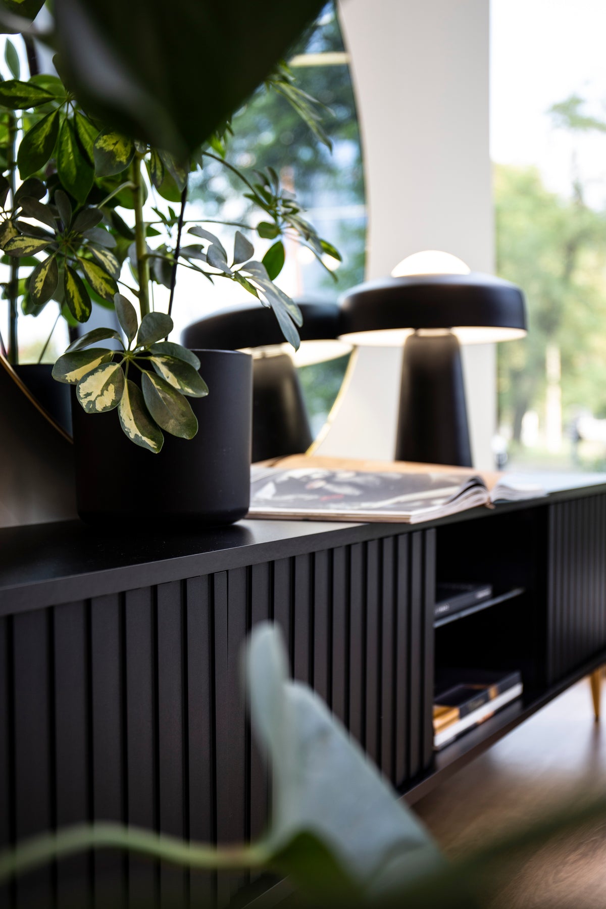 Meuble TV Bello avec façades à lamelles 175 cm noir avec LED et pieds dorés