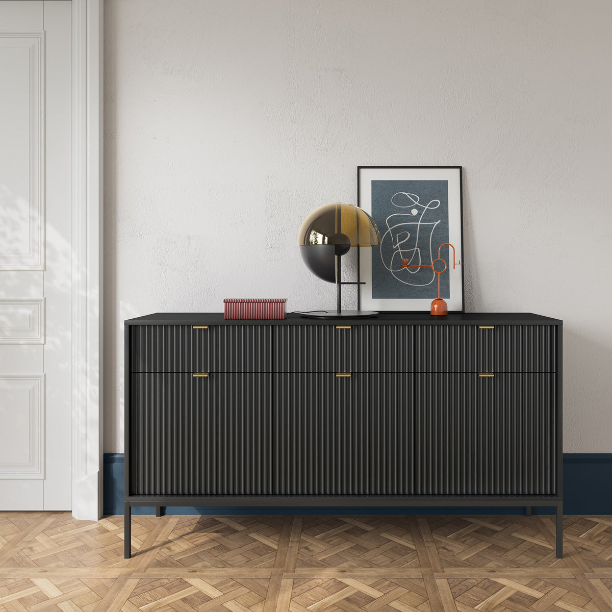 Commode 3 portes Vellore 154 cm noire avec façades rainurées et poignées dorées
