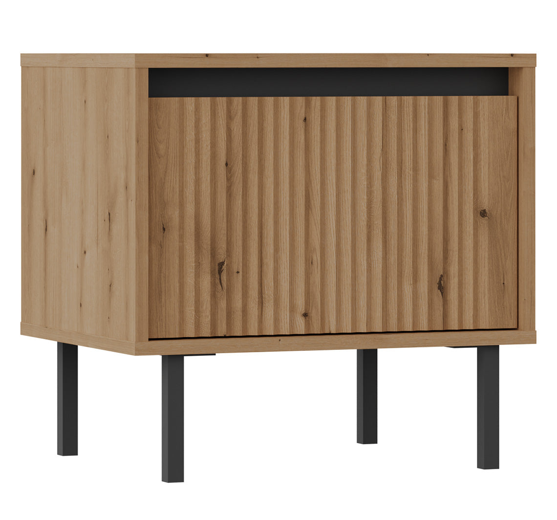 Table de chevet Osaka avec tiroir et façade rainurée 52 cm chêne Evoke sur pieds noirs