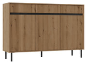 Commode trois portes Osaka avec trois tiroirs et façades rainurées, 149 cm chêne evoke sur pieds noirs
