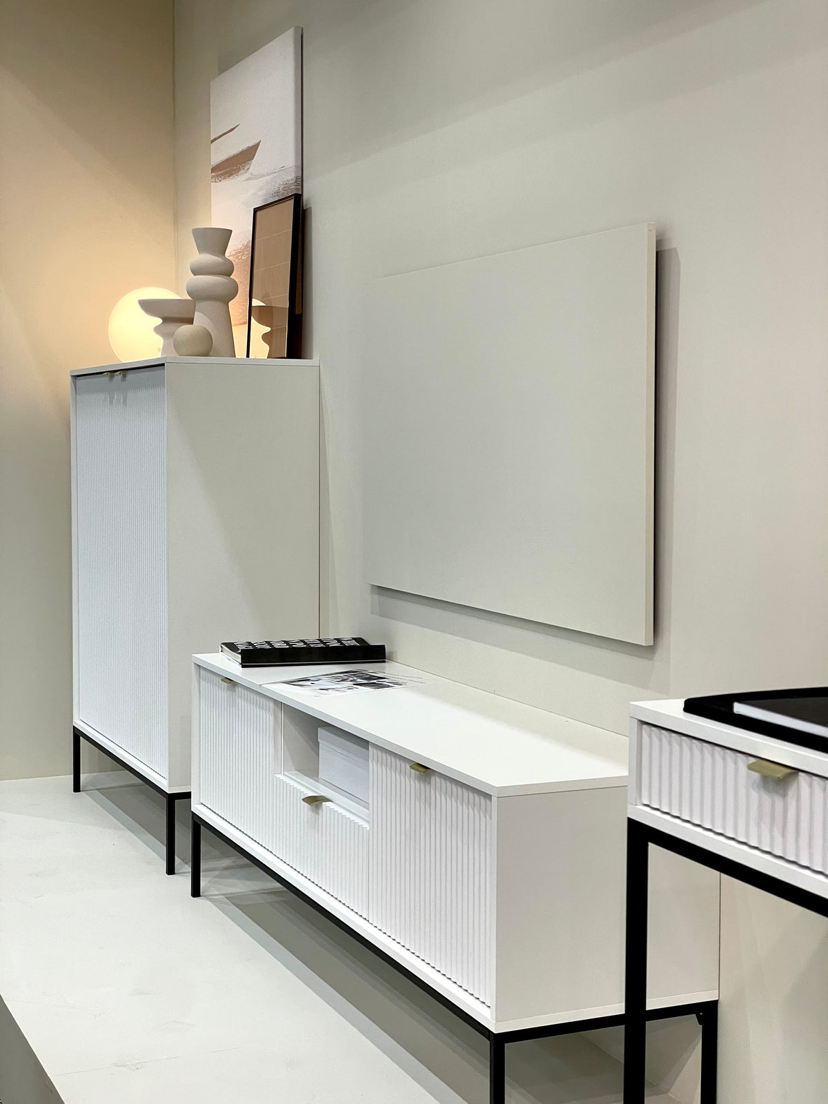 Meuble TV Vellore 154 cm blanc avec façades rainurées et poignées dorées