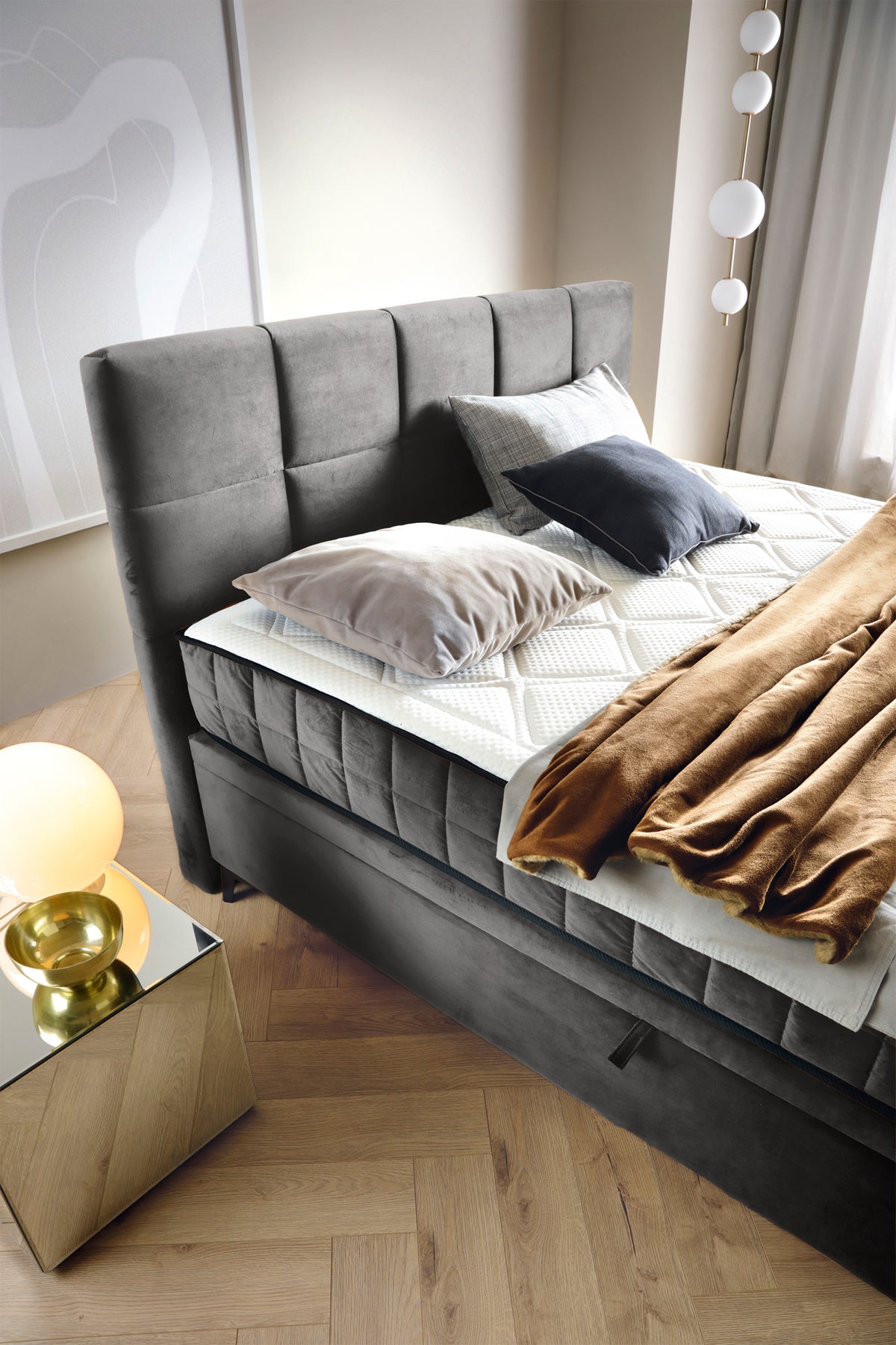 Kontinentales Bett 180x200 cm Beriano mit Stauraum und Matratze, aschgrauer Samt