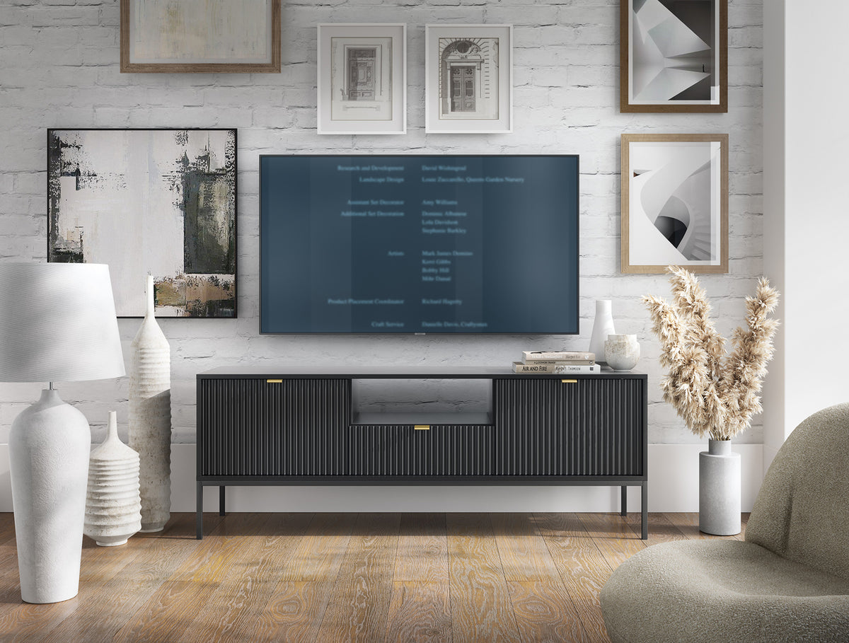 Meuble TV Vellore 154 cm noir avec façades rainurées et poignées dorées