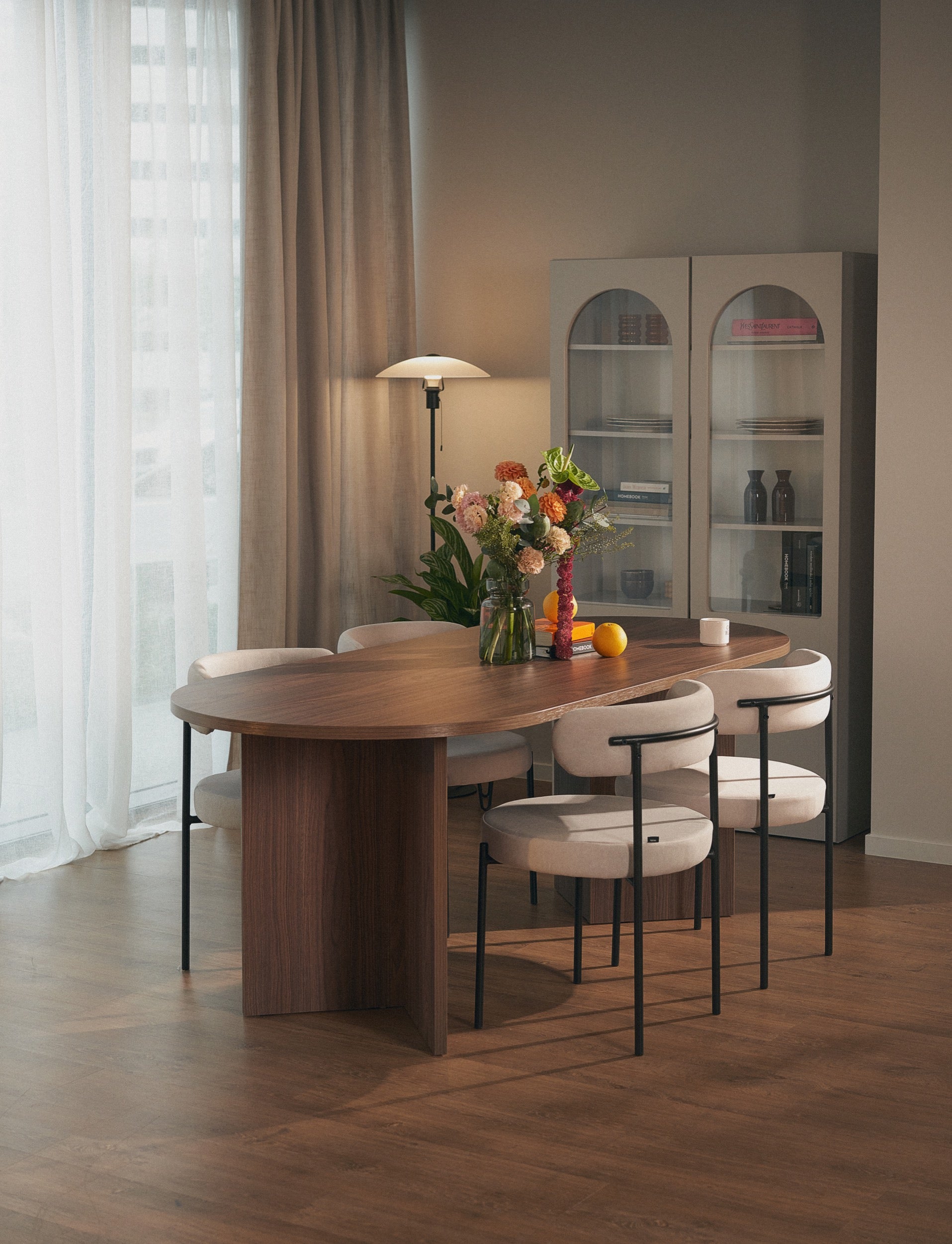 Zweiflügeliger Arkadia-Schrank mit gefrästen und verglasten Fronten, 100 cm, Kaschmirfarben