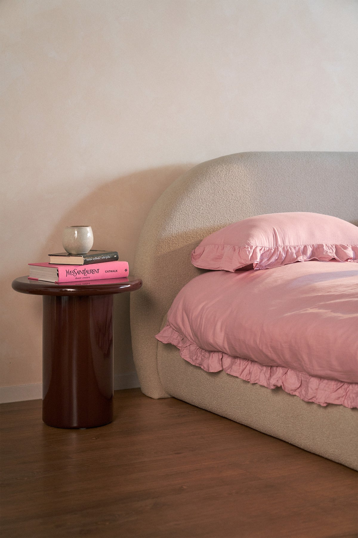 Lit tapissé 160x200 cm Buvio avec rangement, cadre métallique, boucle beige clair