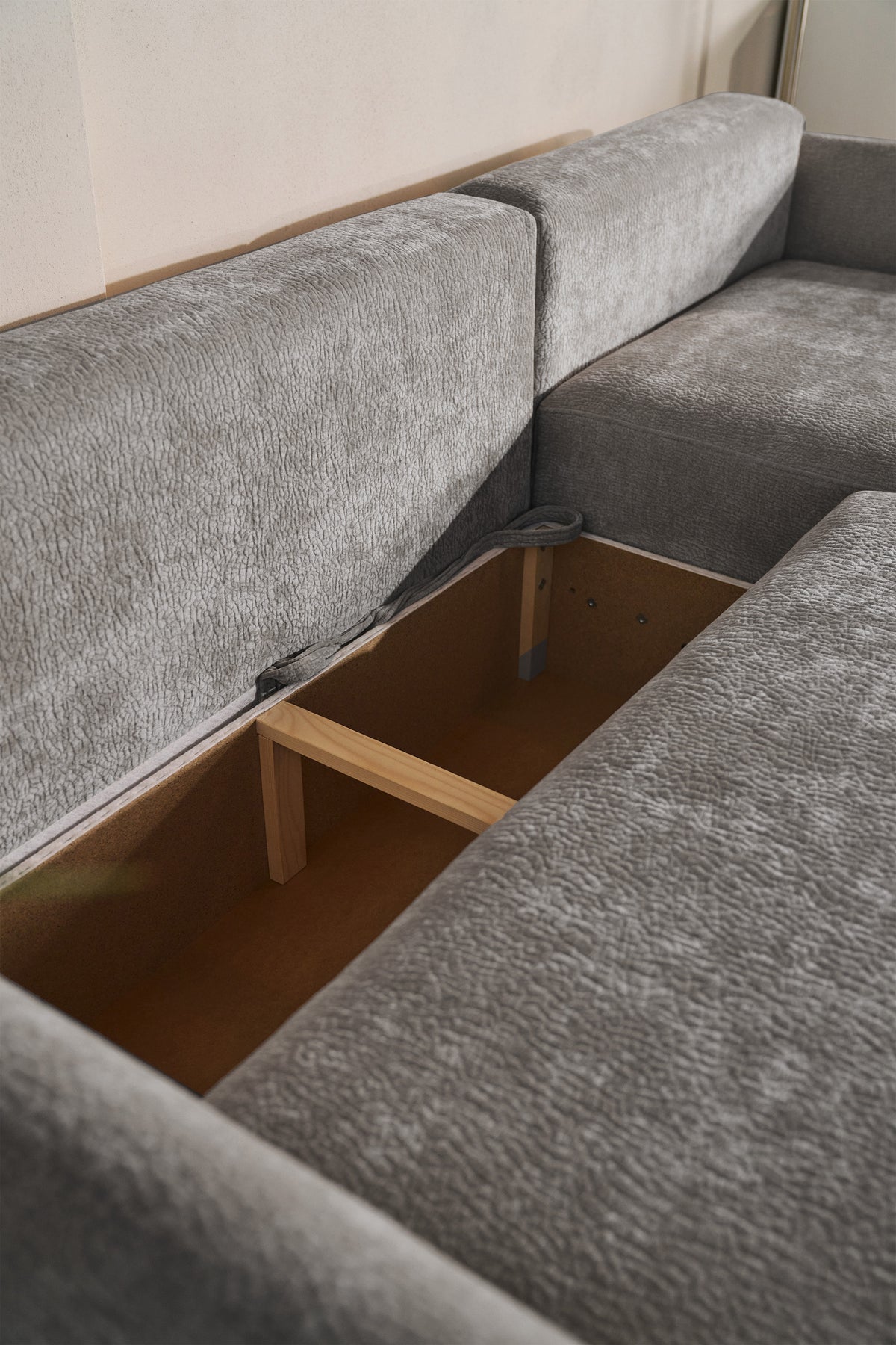 Canapé d'angle droit Cushi avec fonction couchage et coffre de rangement, tissu chenille gris
