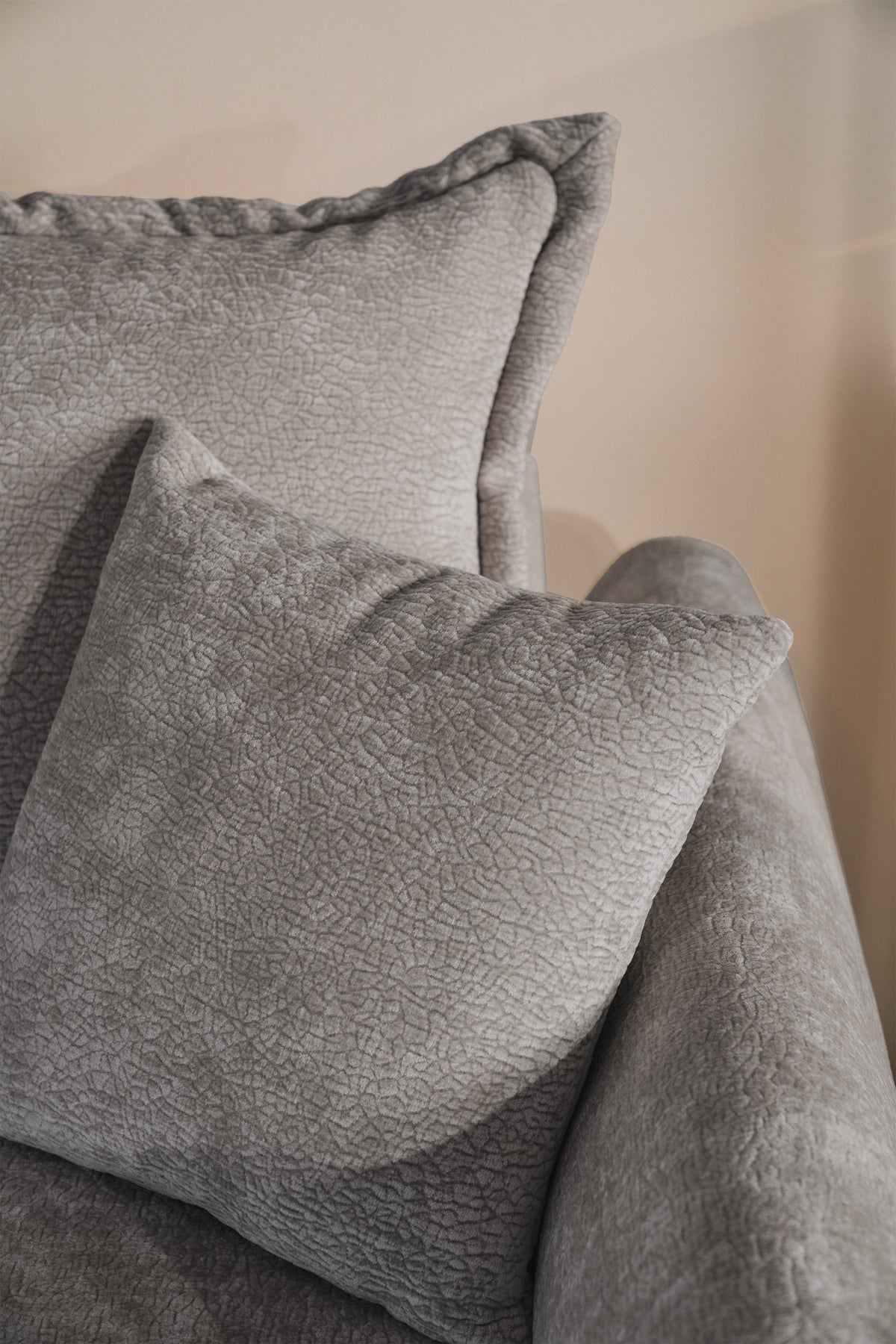 Canapé d'angle droit Cushi avec fonction couchage et coffre de rangement, tissu chenille gris