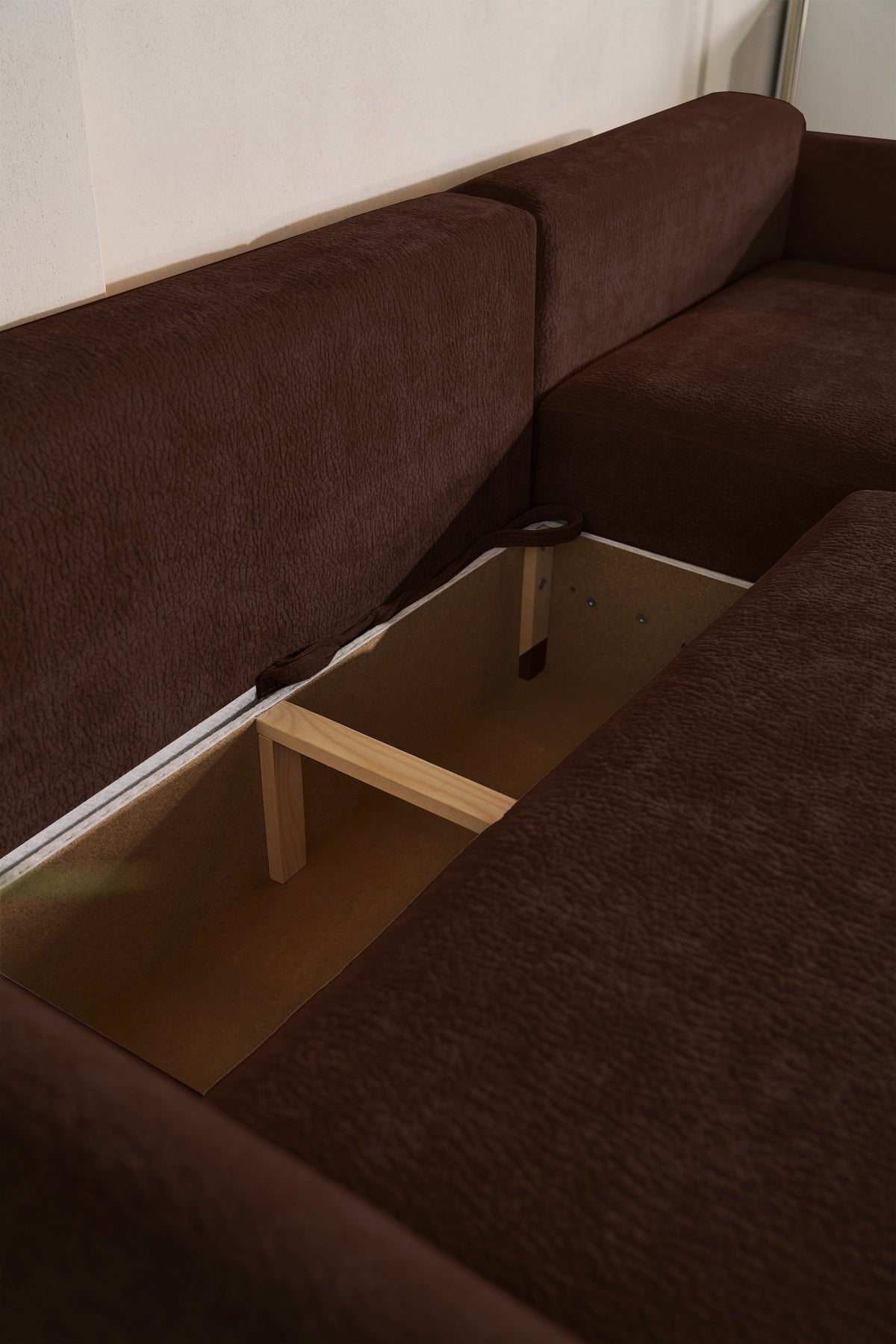 Canapé d'angle Cushi L droit avec fonction couchage et coffre de rangement, tissu chenille marron