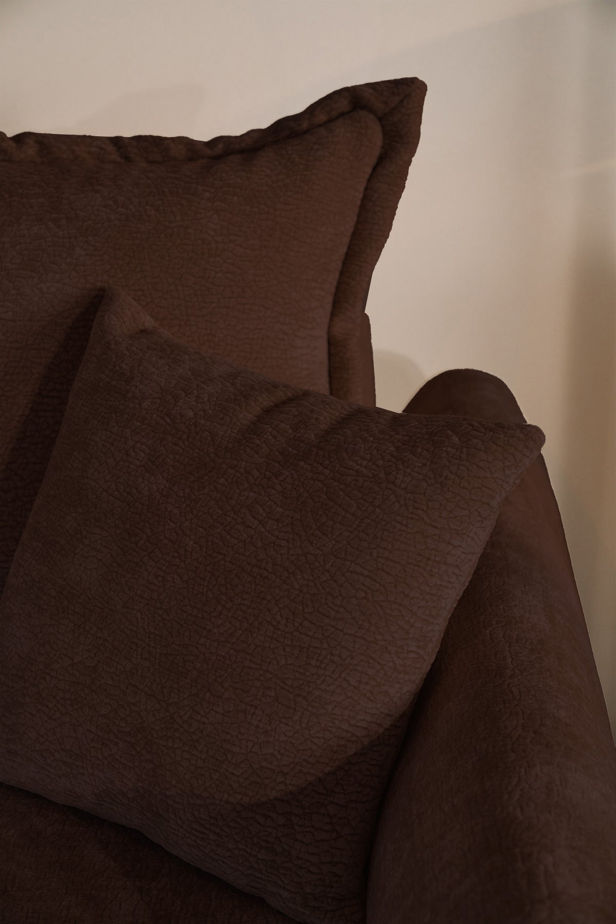 Canapé d'angle Cushi L droit avec fonction couchage et coffre de rangement, tissu chenille marron