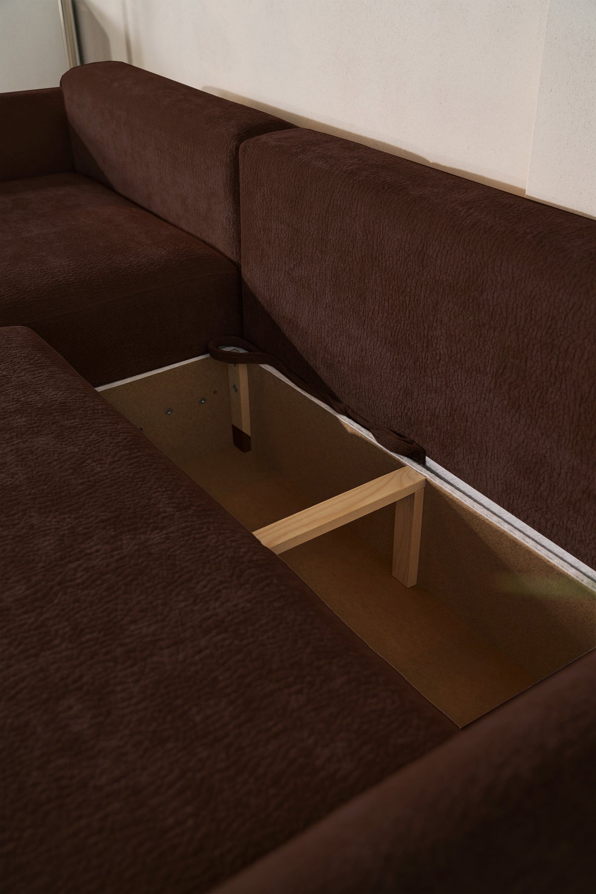 Canapé d'angle Cushi L gauche avec fonction couchage et coffre de rangement, tissu chenille marron
