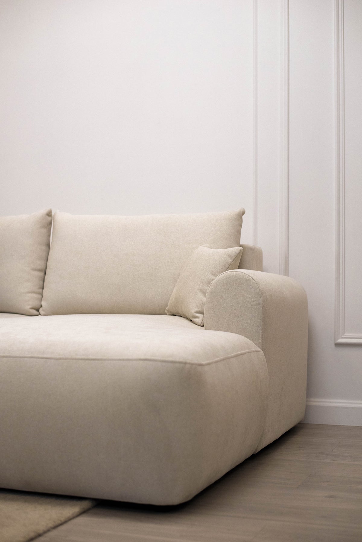 Canapé d'angle avec fonction couchage Ovo mini en L, côté droit, avec rangement, en chenille crème facile d'entretien