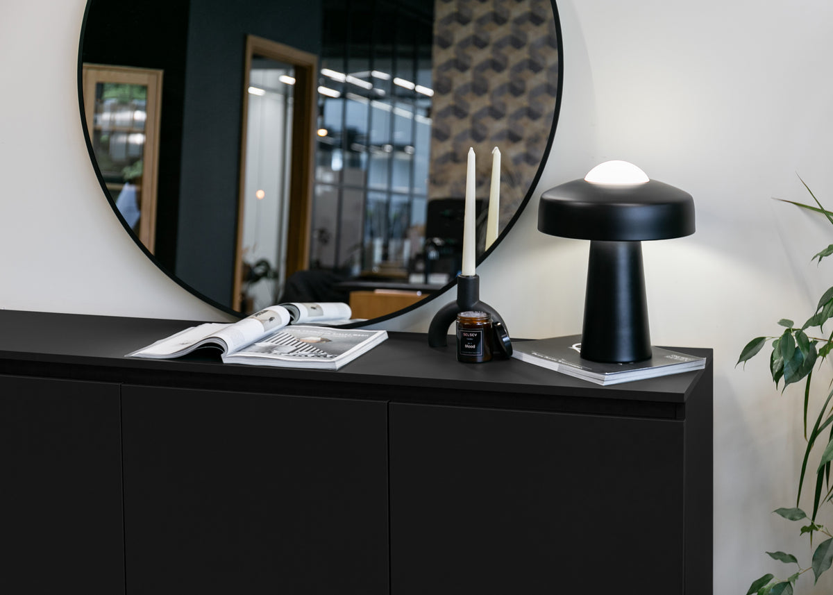 Commode trois portes Bemmi 150 cm noire avec pieds noirs