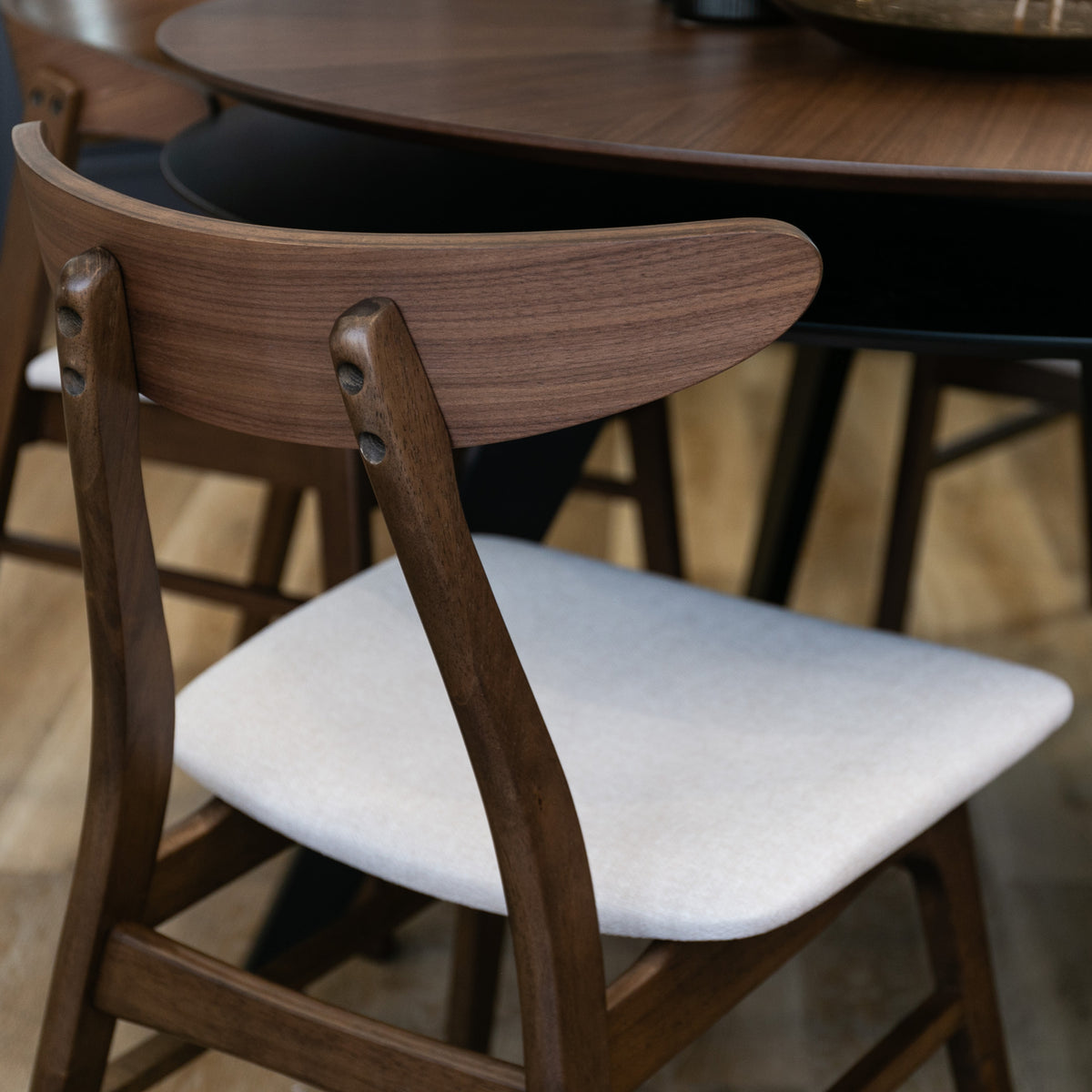 Chaise en bois Gooddly noyer/beige