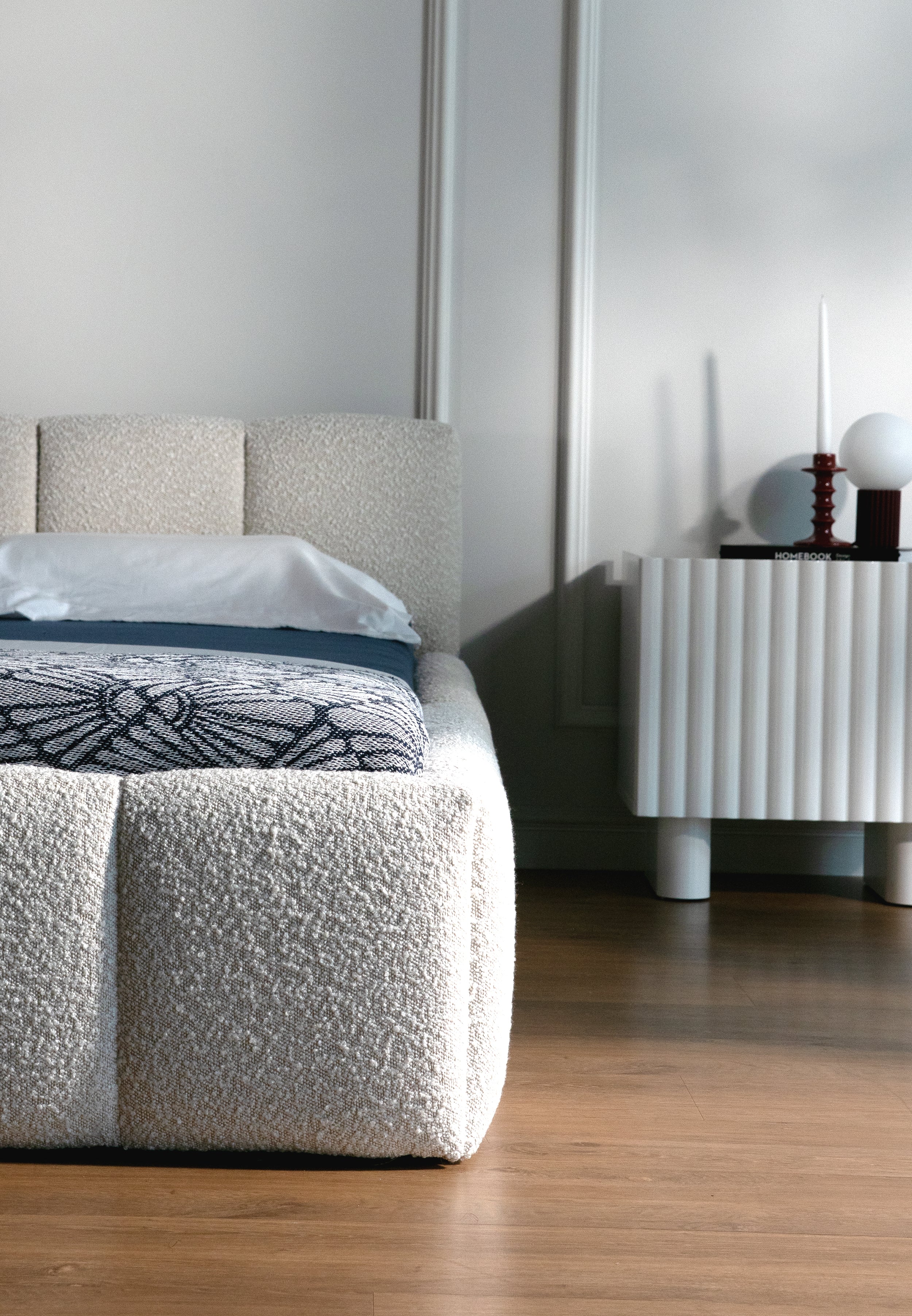 Polsterbett 160x200 cm Cloudy Low mit Stauraum, hellbeige Bouclé, Metallrahmen