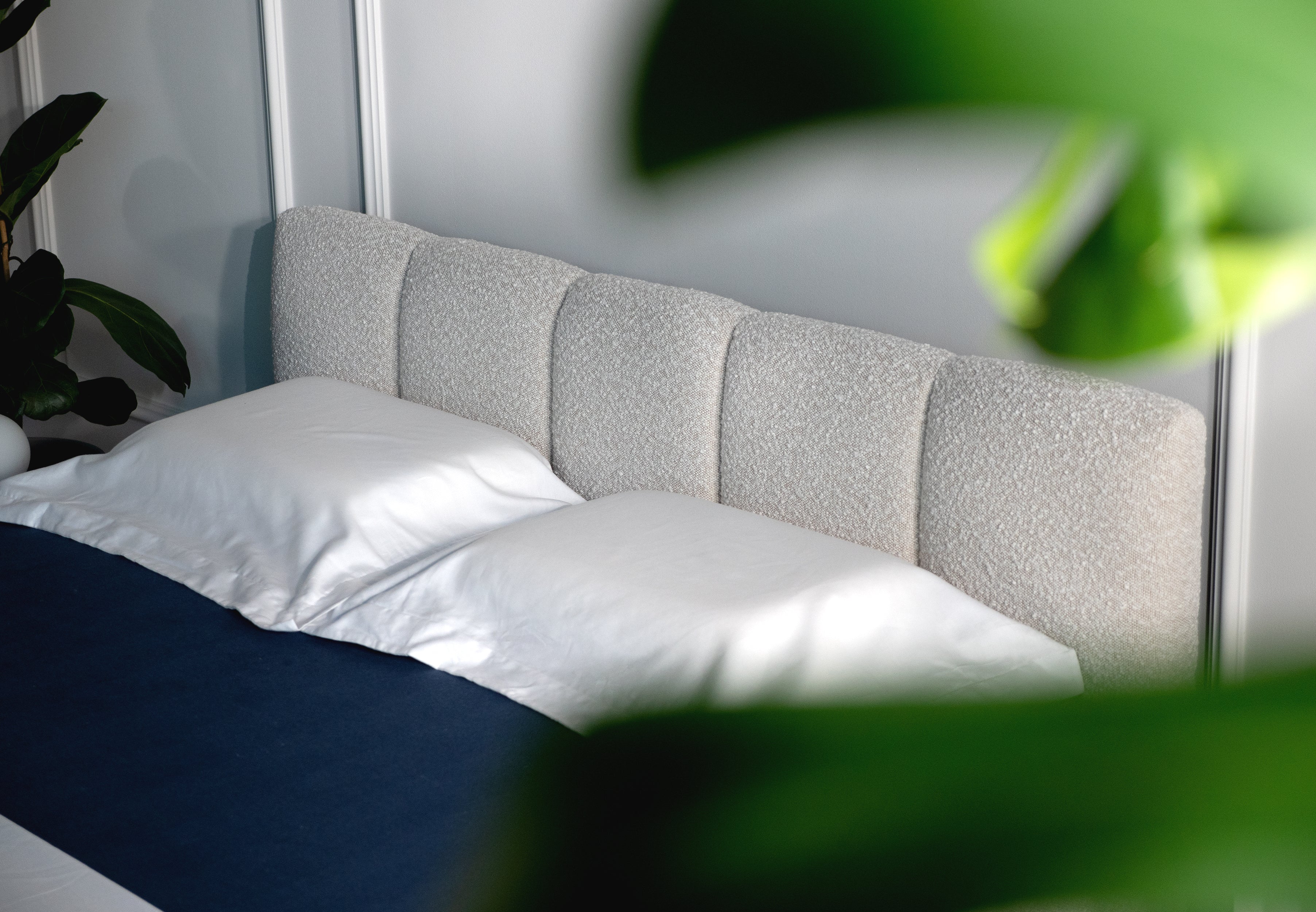 Polsterbett 160x200 cm Cloudy Low mit Stauraum, hellbeige Bouclé, Metallrahmen