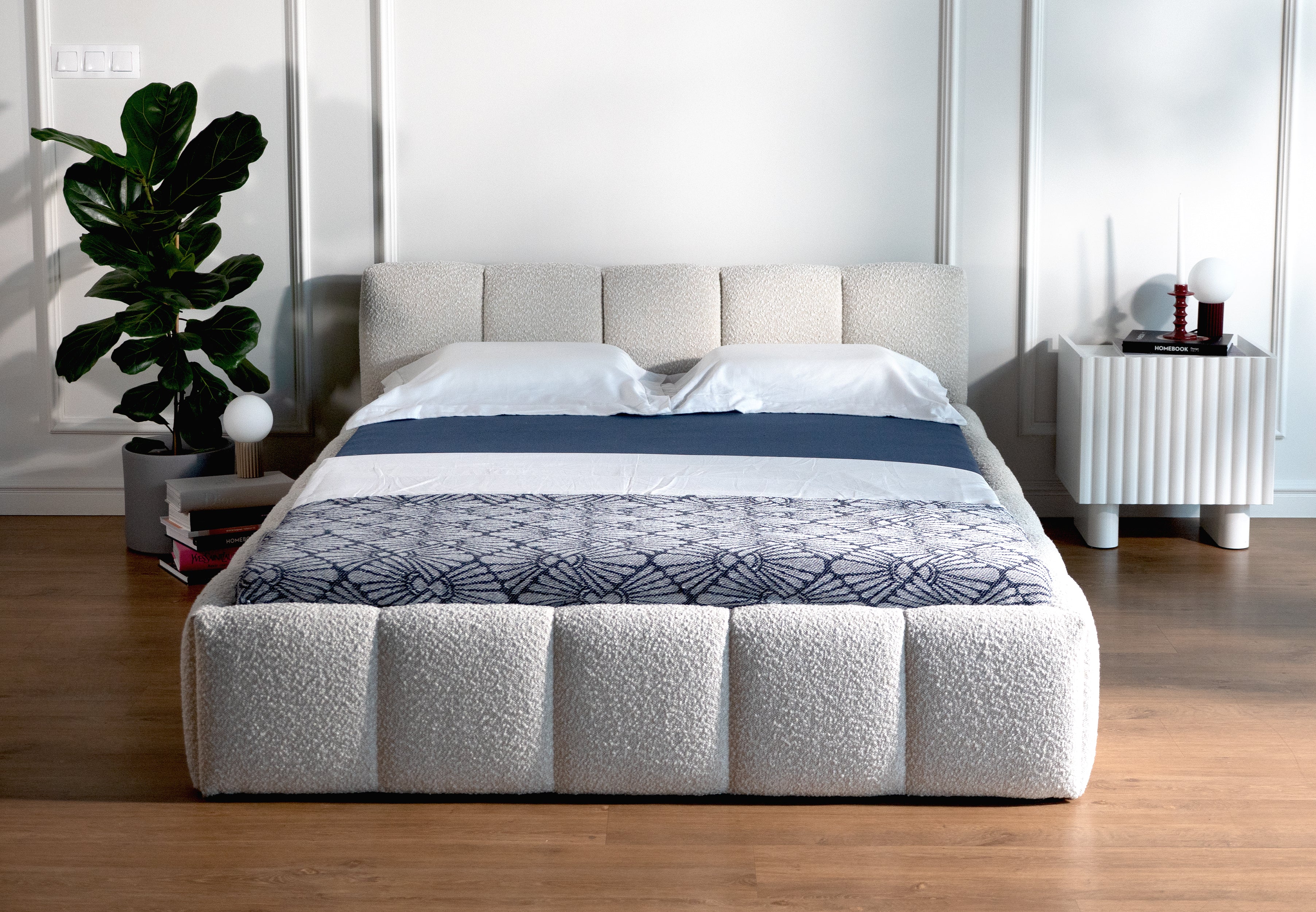 Polsterbett 160x200 cm Cloudy Low mit Stauraum, hellbeige Bouclé, Metallrahmen