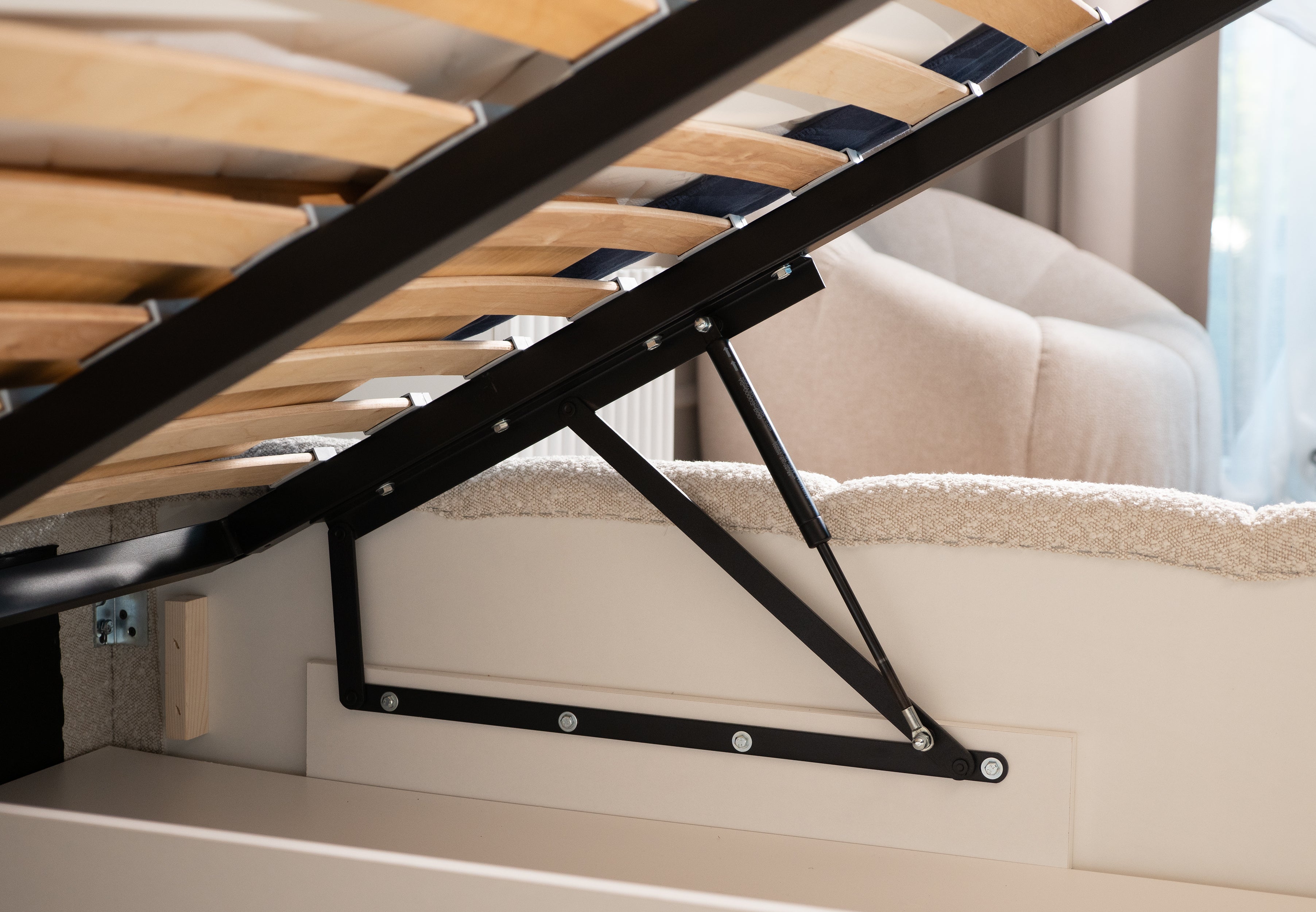 Polsterbett 160x200 cm Cloudy Low mit Stauraum, hellbeige Bouclé, Metallrahmen