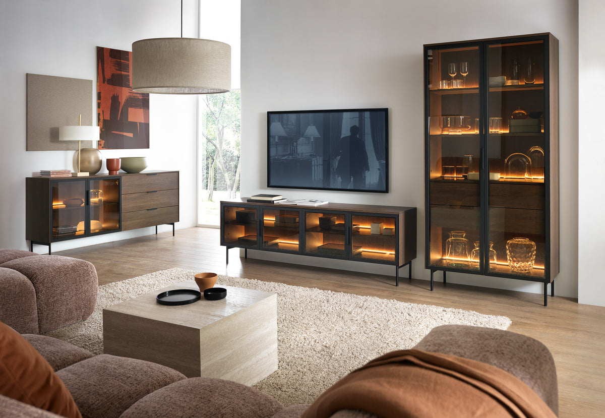Viertrügige TV-Kommode Lumi mit Glastüren und Beleuchtung, 181 cm, Eiche Dunin