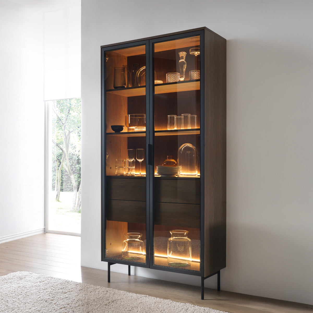 Zweiflügelige Glastür-Vitrine Lumi mit zwei Schubladen und Beleuchtung, 91 cm, Eiche Dunin