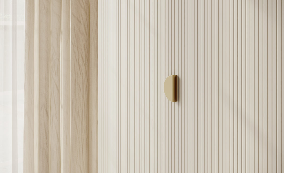 Armoire trois portes Moonir avec tringle longue et sept étagères 150 cm Gris beige