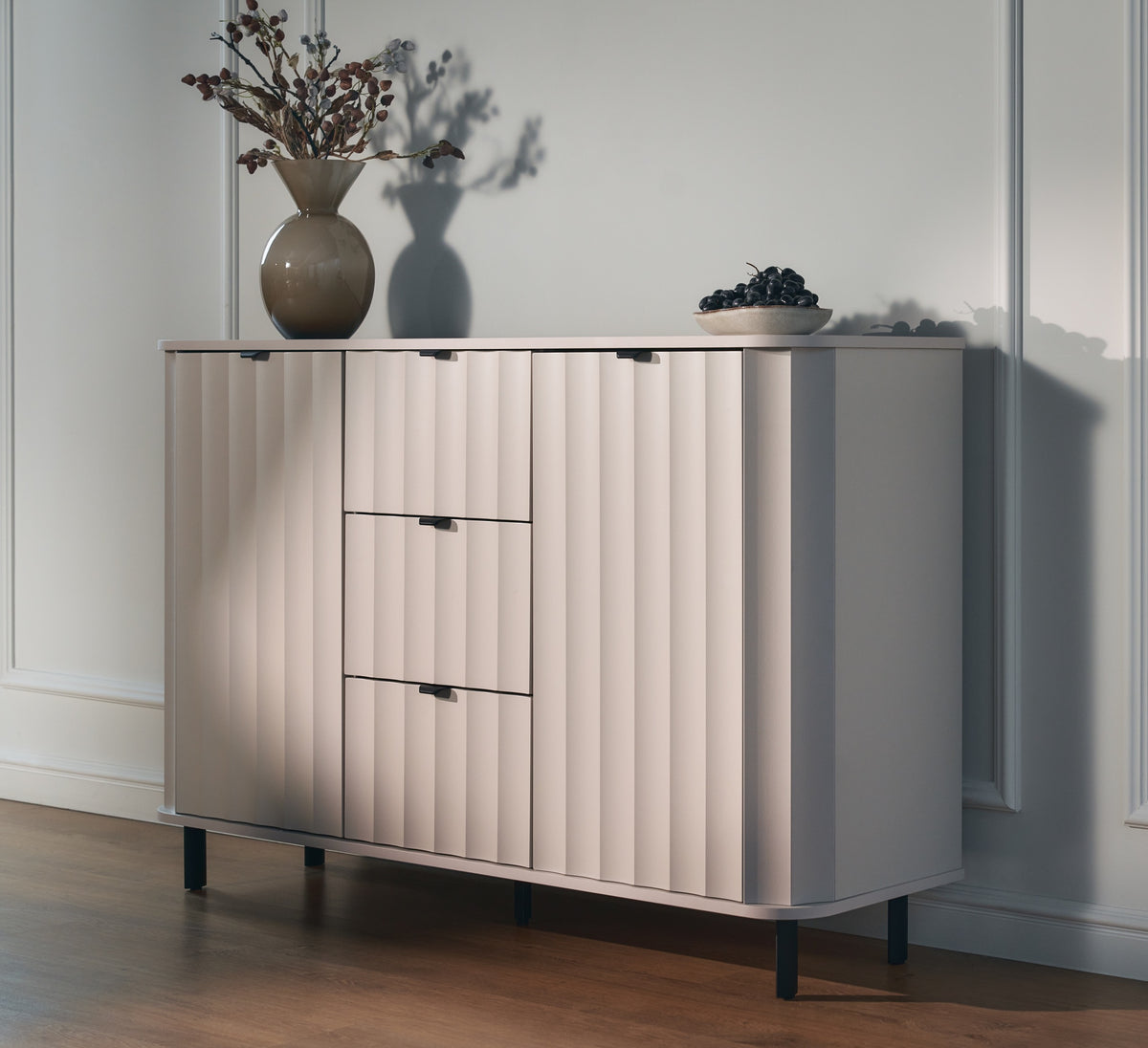 Novado Zweitürige Kommode mit drei Schubladen, 137 cm, Kaschmir