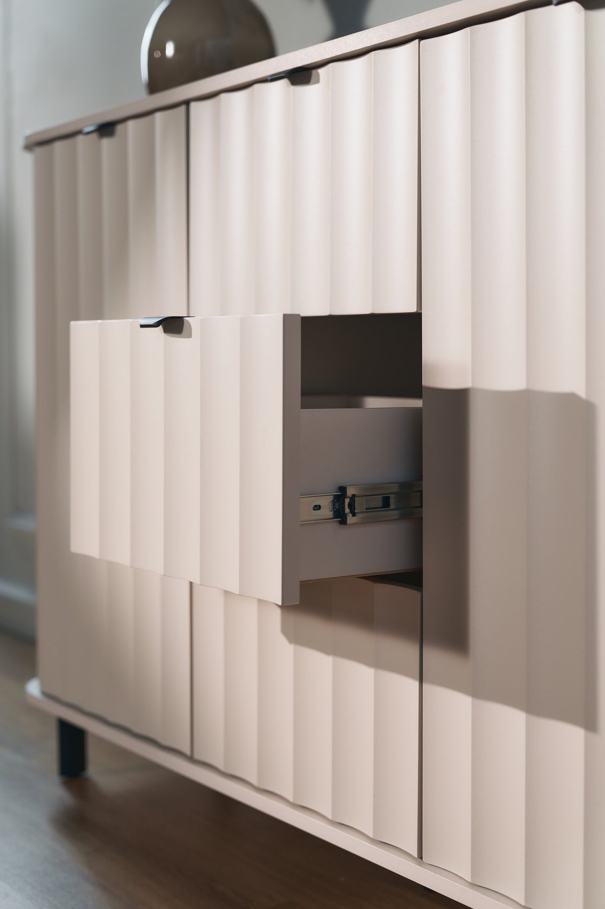 Commode 2 portes Novado avec 3 tiroirs 137 cm cachemire
