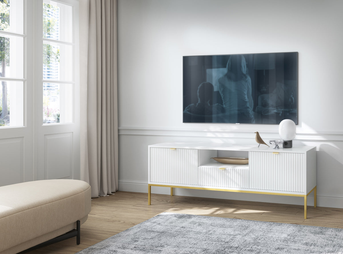 Meuble TV Vellore 154 cm blanc avec façades rainurées et structure dorée