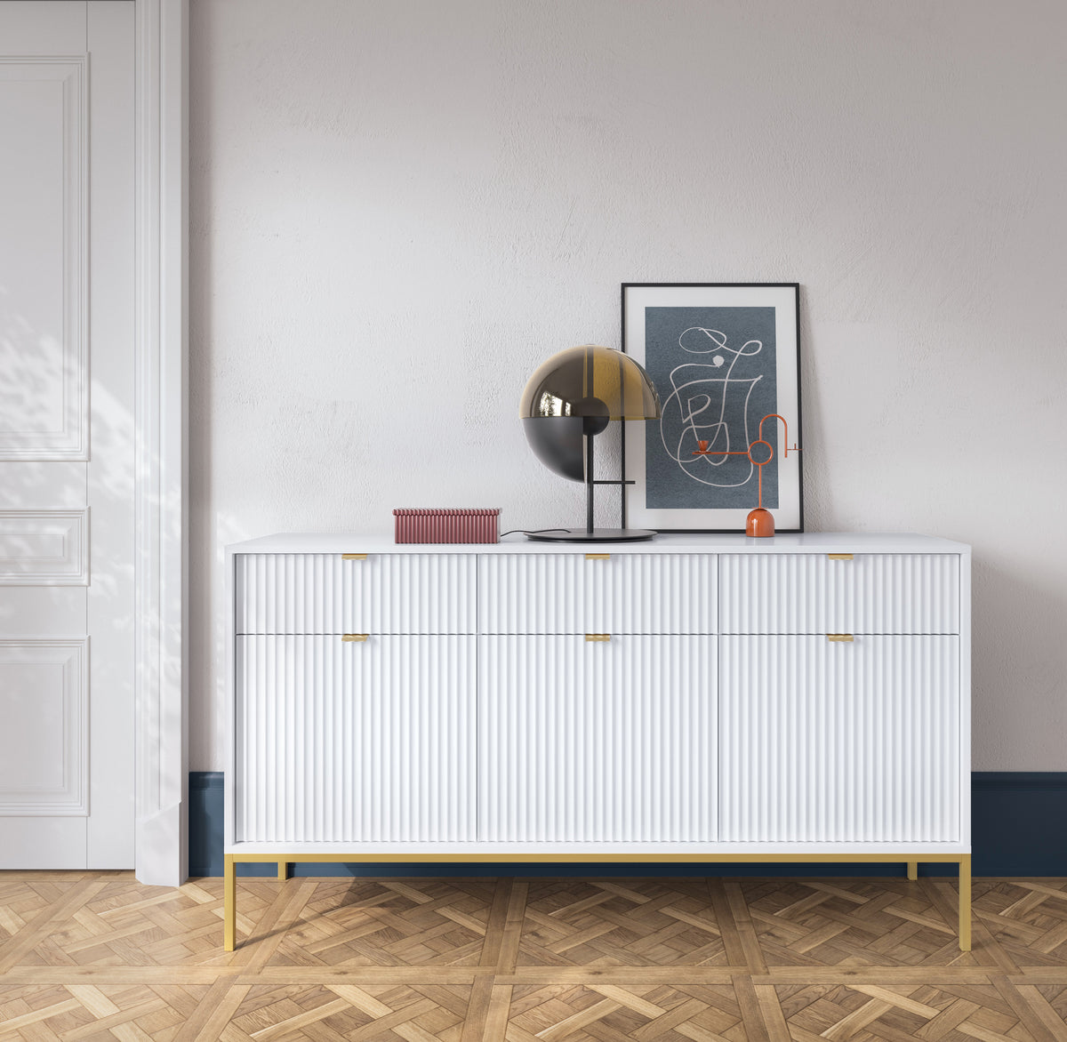 Commode 3 portes Vellore 154 cm blanche avec façades rainurées et structure dorée
