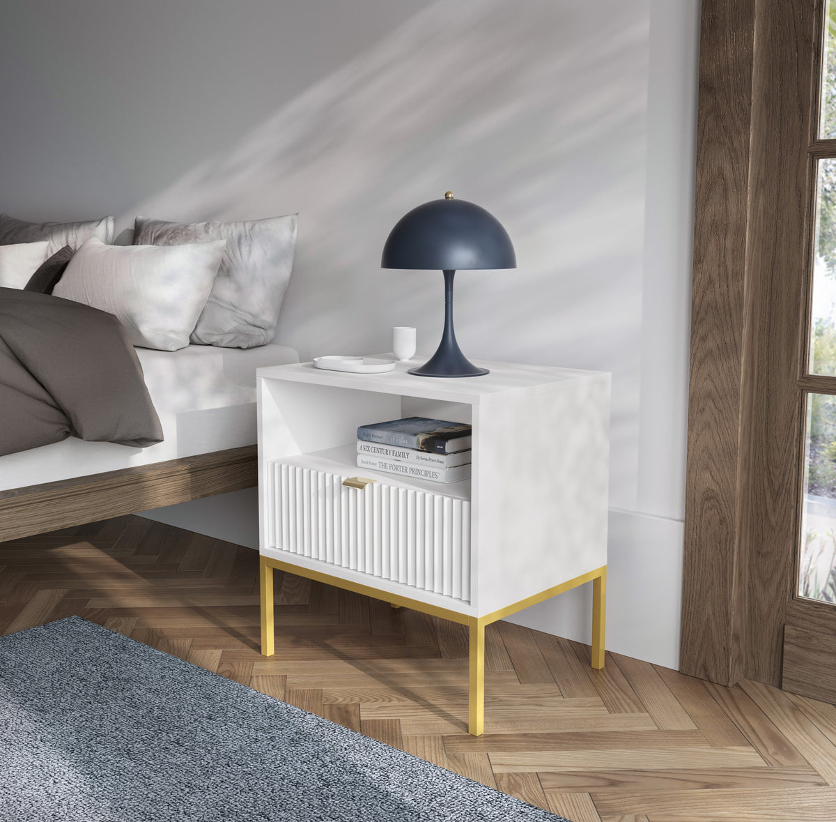 Table de chevet Vellore 54 cm blanche avec façade rainurée et structure dorée