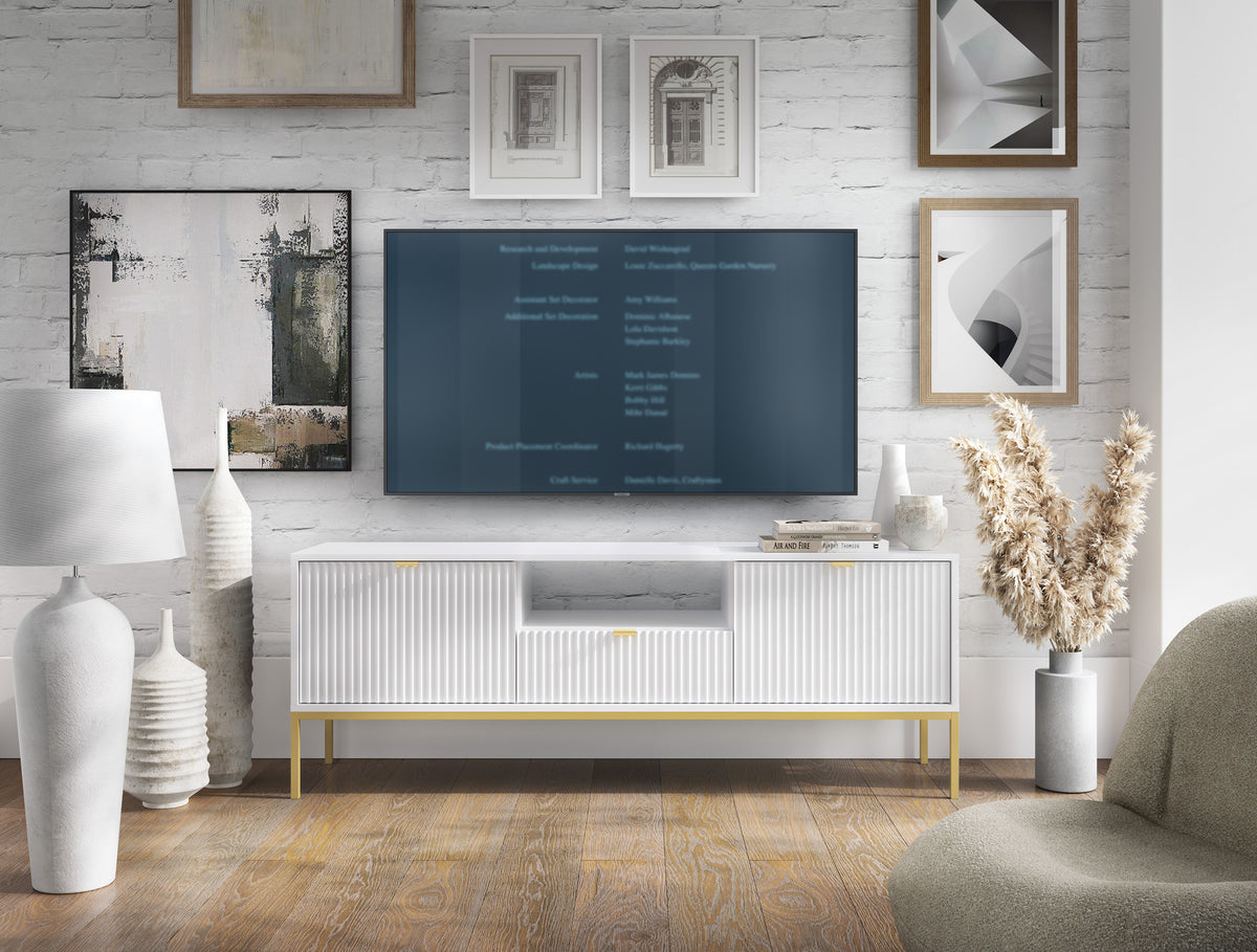 Meuble TV Vellore 154 cm blanc avec façades rainurées et structure dorée
