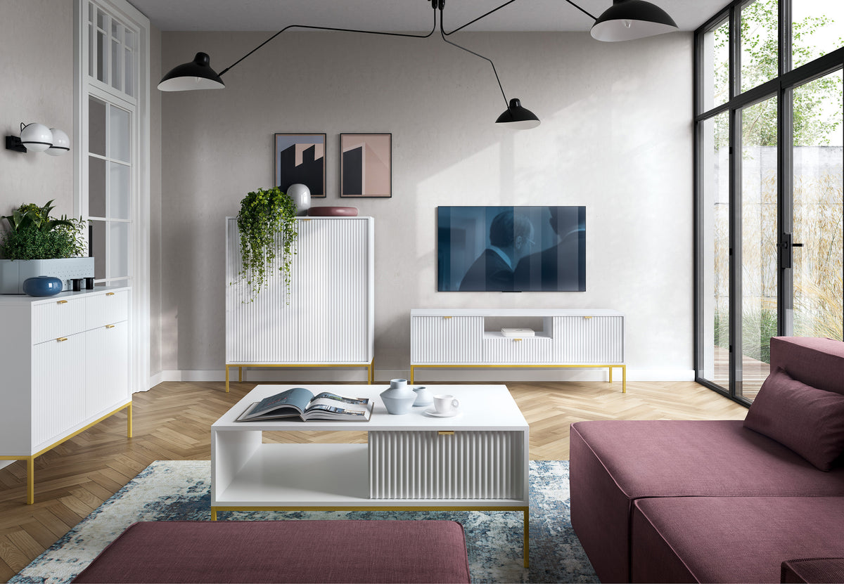 Commode haute Vellore blanche avec façades rainurées et structure dorée