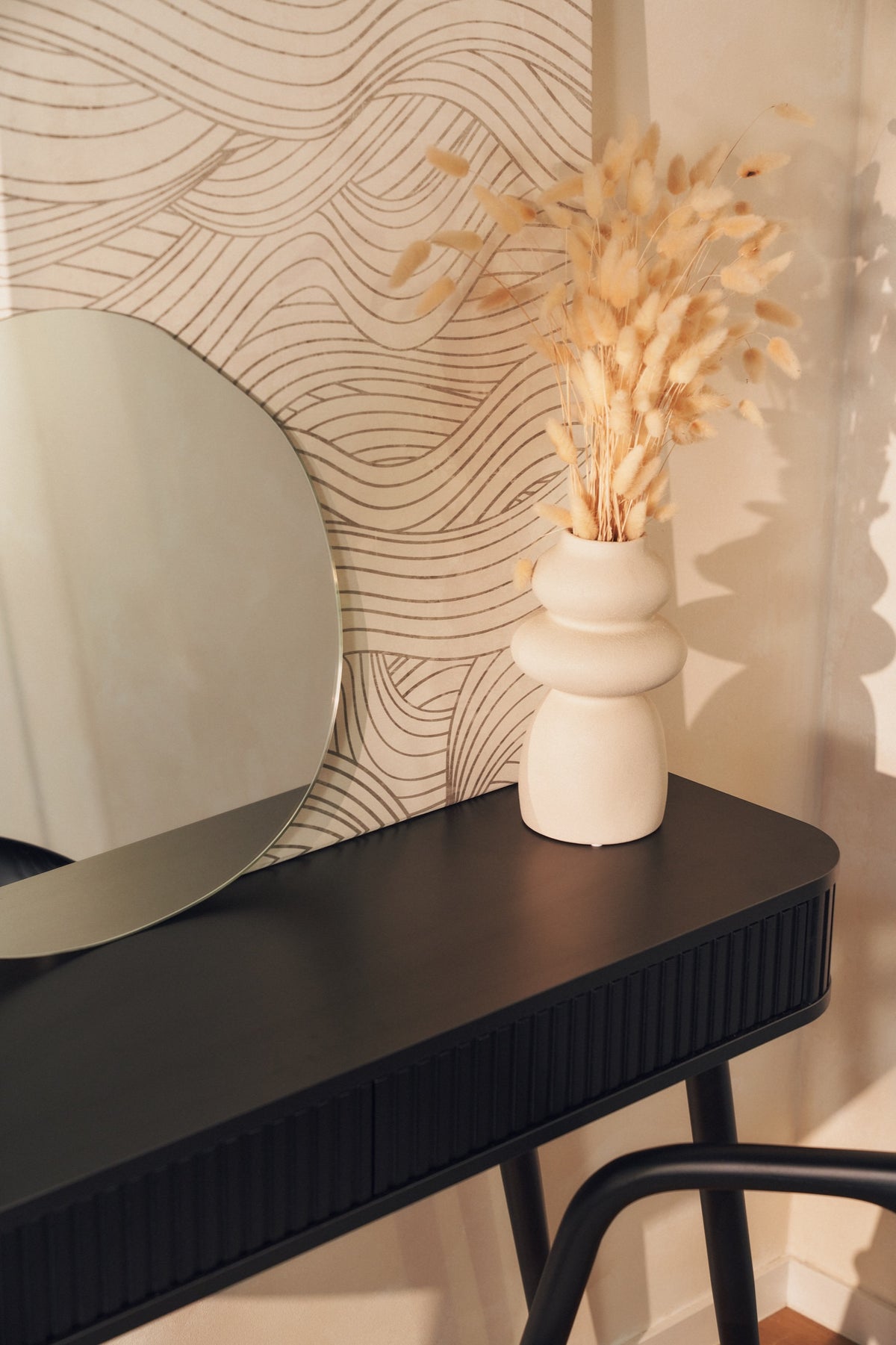 Toilette Ovarlo avec rainures et deux tiroirs 113 cm noire avec pieds noirs