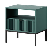 Table de chevet Vellore 54 cm verte avec façade rainurée, poignées noires et structure