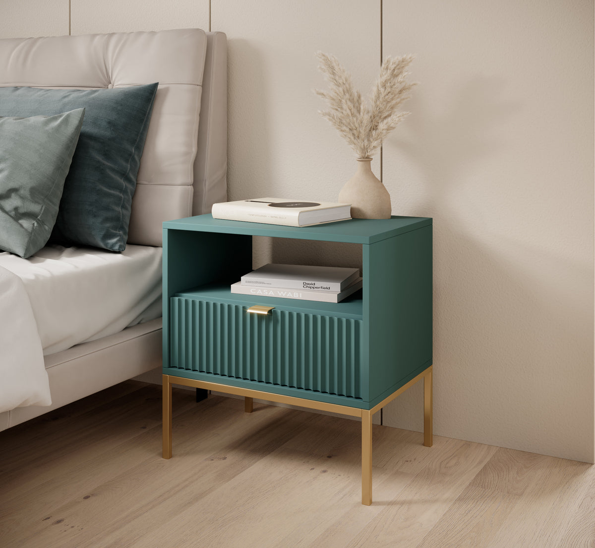 Table de chevet Vellore 54 cm verte avec façade rainurée, poignées dorées et structure