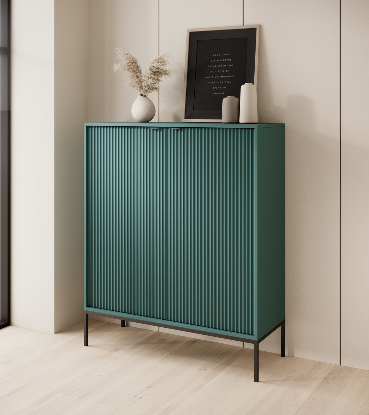 Commode haute Vellore verte avec façades rainurées, poignées noires et structure