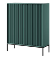 Commode haute Vellore verte avec façades rainurées, poignées noires et structure