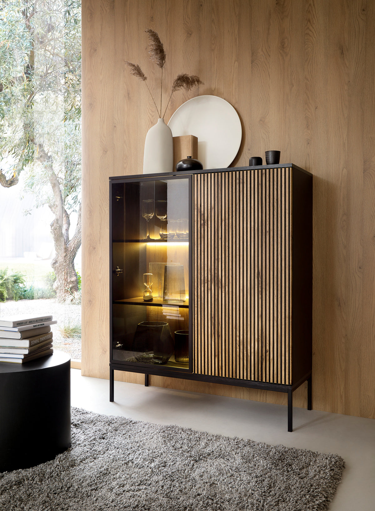 Tosena Vitrine mit zwei Türen und LED-Beleuchtung, 104 cm, Schwarz/Wotan-Eiche